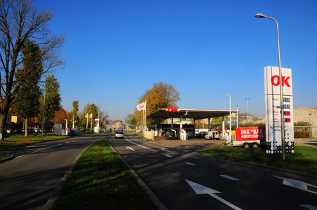 903677 Gezicht op de Europalaan te Utrecht, met rechts het benzinestation van OK (Europalaan 6).